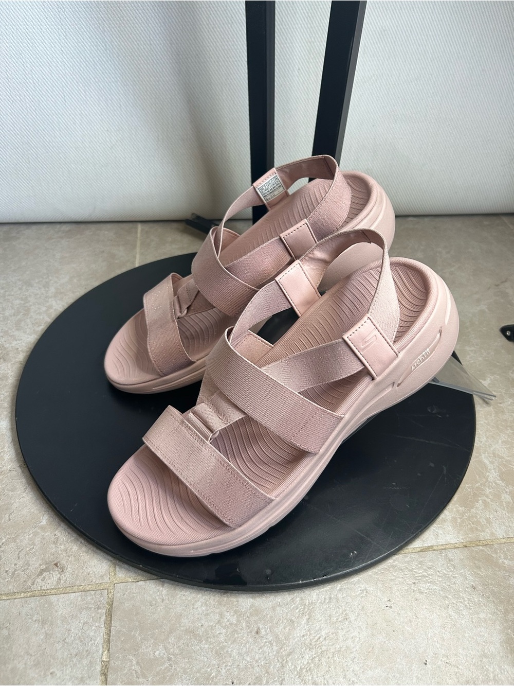 SKECHERS Archfit size 10 Women's Strappy Elastic Sandals in Blush Pink